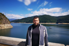 W tle zbiornik wody przy tamie. Widać już zmęczenie trasą